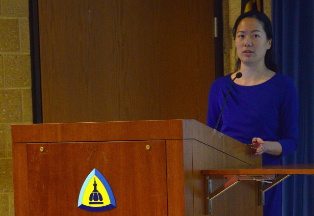 Dr. Audrey Zhang presents her award-winning abstract at the 2023 GIM Housestaff Research Awards.