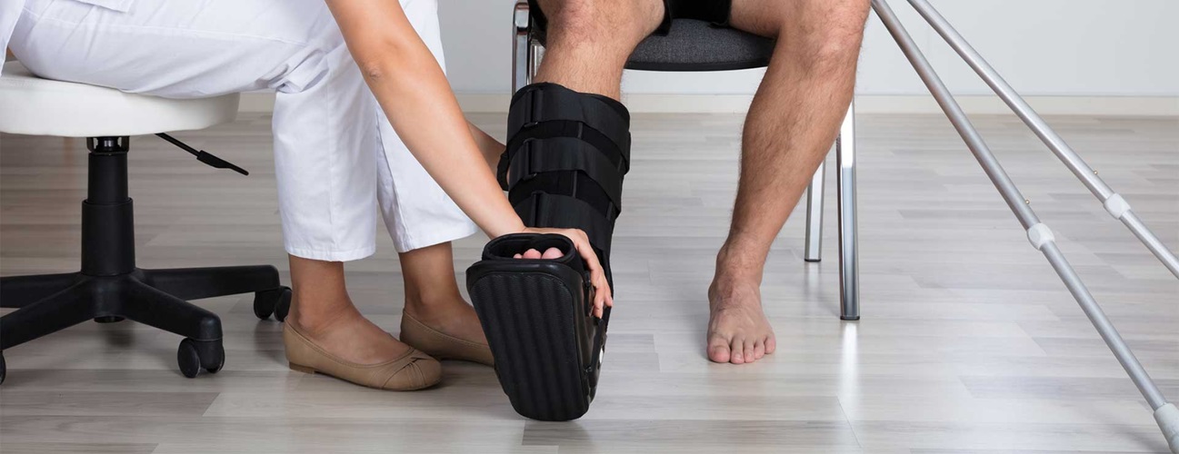 https://www.hopkinsmedicine.org/-/media/images/health/1_-conditions/bones-and-joints/pilon-fracture-ankle-hero.jpg?h=500&iar=0&mh=500&mw=1300&w=1297&hash=B7057DA4D7A403E3FAAB96C3A14B820C