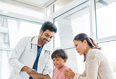 A doctor discusses a Meckels Scan with a patient and parent