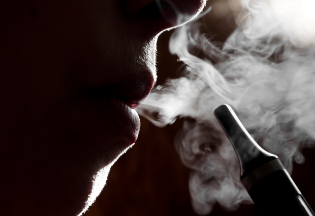 Coronavirus poses extra risks for smokers and vapers. Will that make them  quit?