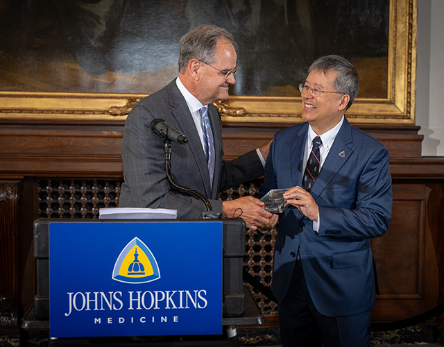 Dr. Landon King presented a medallion to Dr. John Eng, recipient of the inaugural Bronwyn Jones, M.D. Professorship. 